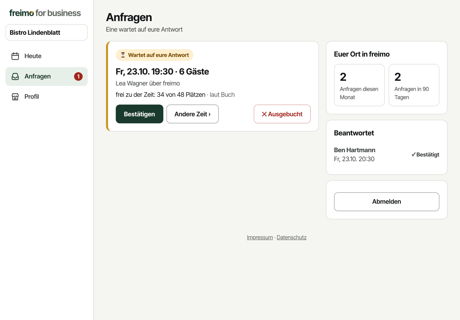 Anfragen im Portal: Eine Anfrage für sechs Gäste wartet, darunter die freien Plätze zu der Zeit und die Knöpfe Bestätigen, Andere Zeit und Ausgebucht.